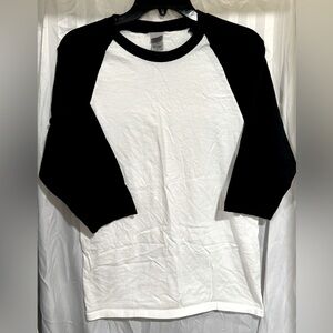 Black & White 3/4 Sleeve Gildan Heavy Cotton Tees
Size Small unisex 33 available